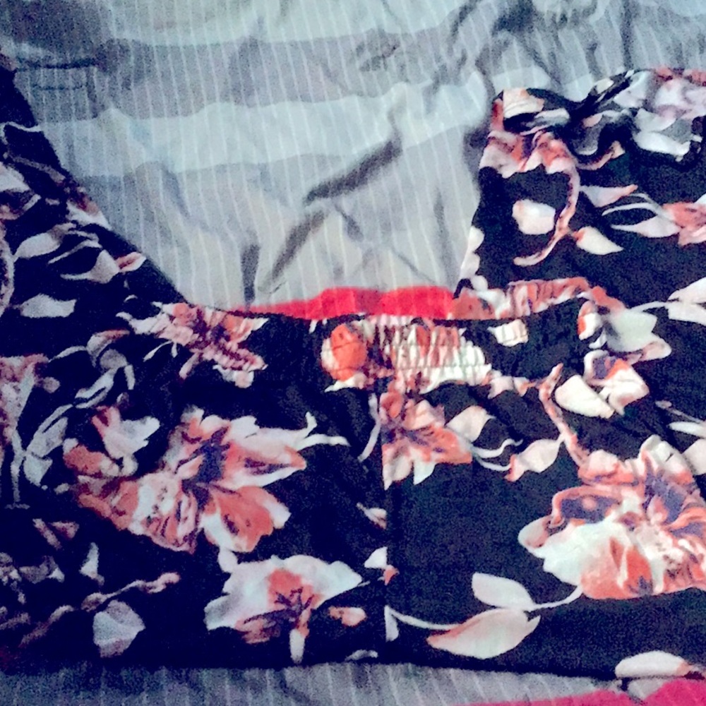 🌹Lowest Price!😝 Floral pants size XL 🌸 🔜 2b donated!